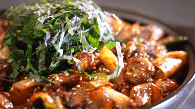 Spicy stir-fried pork with perilla leaves