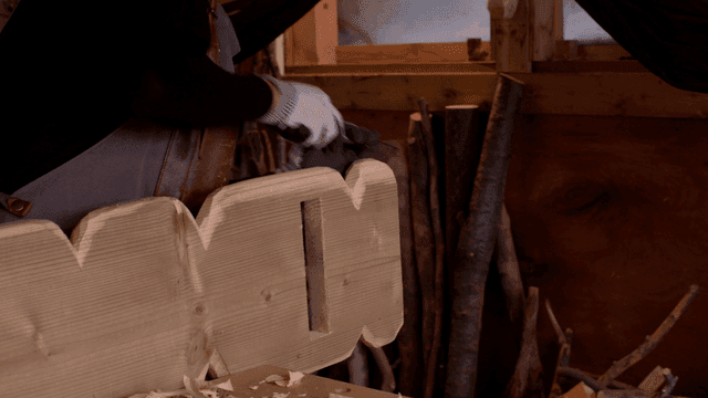 작업장에서 나무 조각