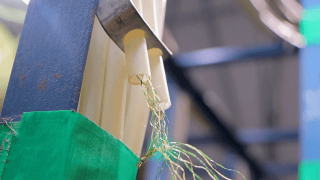 공장에서 섬유가 있는 플라스틱 튜브