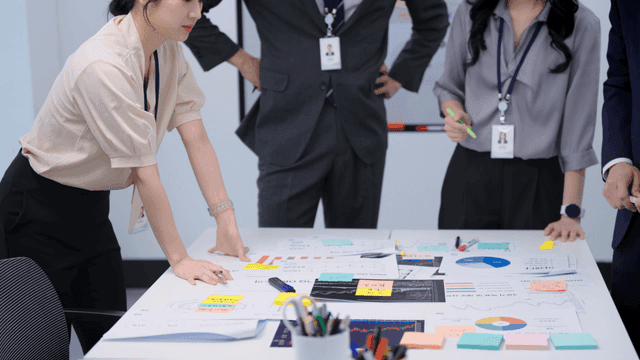 사무실에서 프로젝트 계획을 논의하는 팀