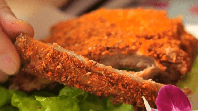 상추 위에 바삭하게 튀겨진 갈비