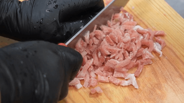 나무 도마 위에 생돼지고기 썰기