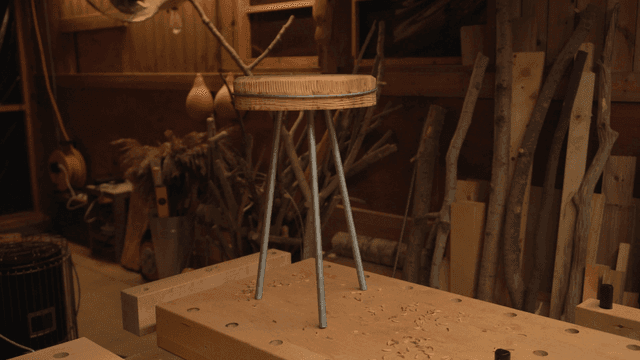 아늑한 작업실의 나무 의자