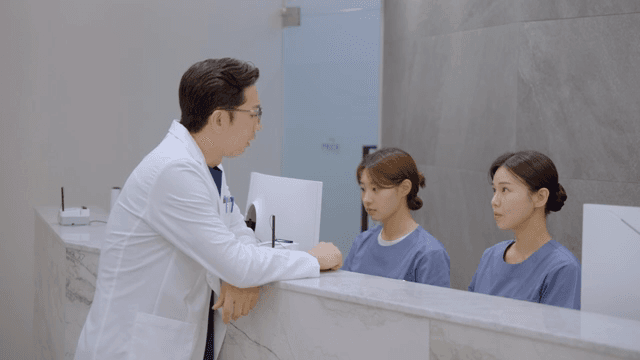 병원 접수 데스크 간호사들을 혼내는 의사