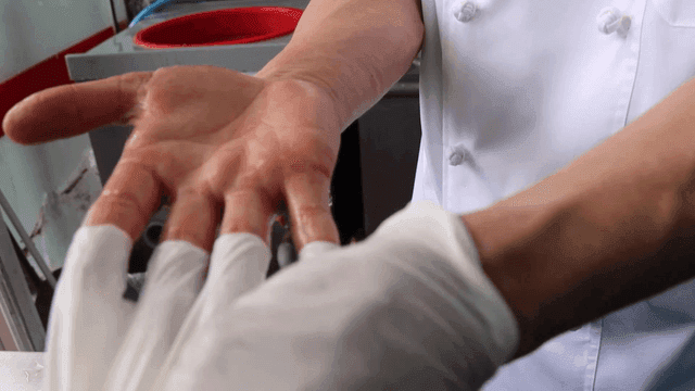 장갑을 벗고 손을 보여주는 사람