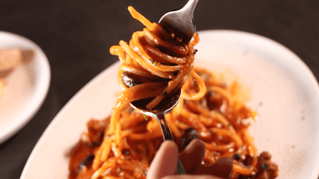 포크로 돌려 숟가락 올려먹는 토마토 스파게티