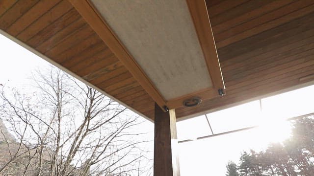 햇빛이 비치는 나무 천장