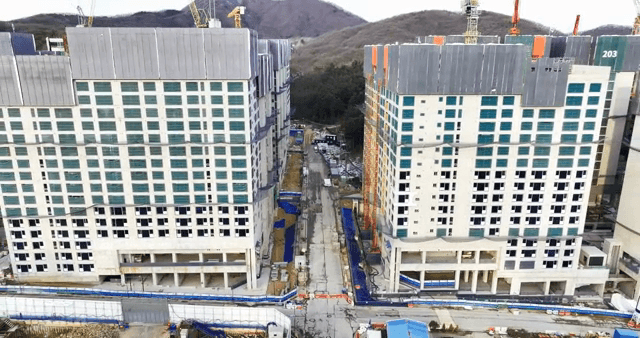 높은 건물 사이의 건설 현장