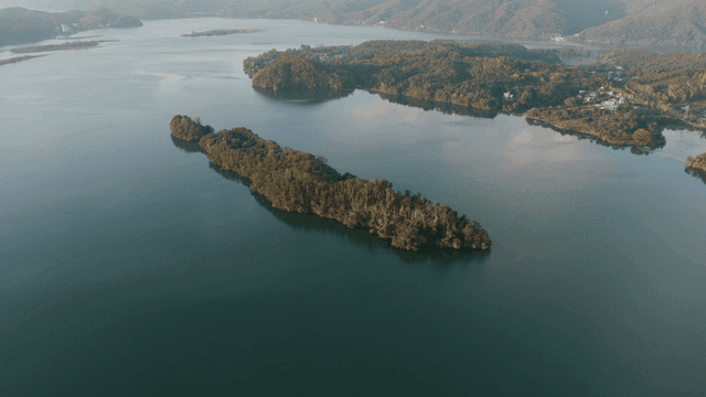 푸른 섬이 있는 고요한 강