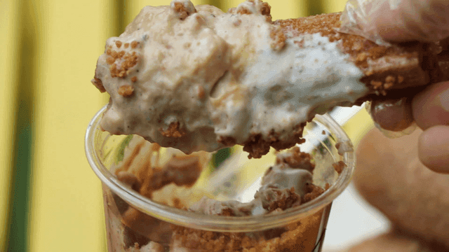 크림 디저트 컵에 찍은 츄러스