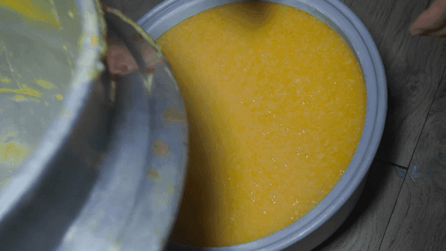 냄비의 호박죽을 다른 그릇에 붓는 모습