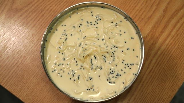 테이블 위에 있는 고소한 콩국수 한 그릇