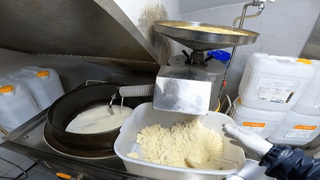 기계에서 가공되는 콩