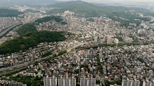 언덕으로 둘러싸인 광활한 도시