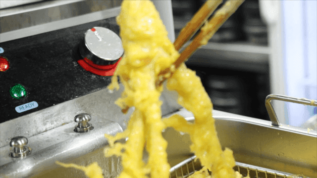 기름에서 막 건져낸 황금빛 인삼튀김