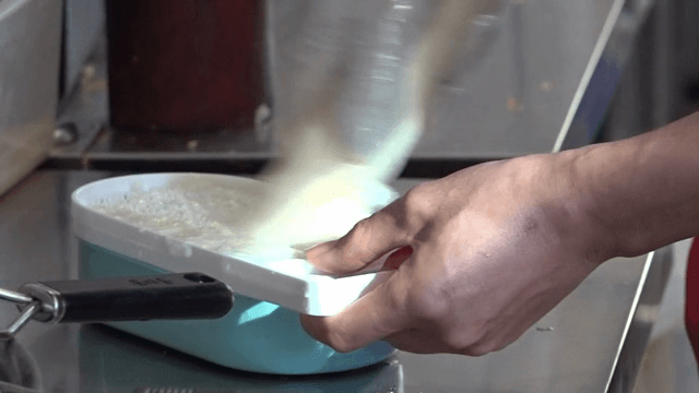 주방에서 마를 가는 사람