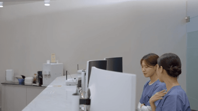 병원 접수 데스크에서 몰래 수다를 떠는 간호사들
