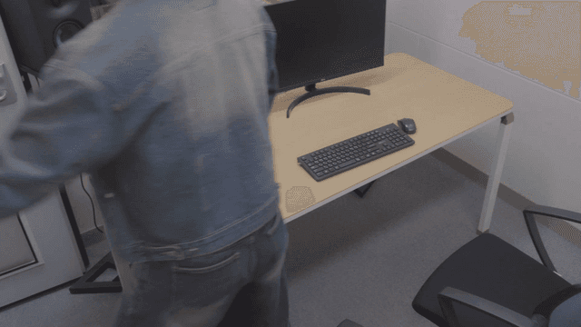 녹음실에서 떠나는 두 남자