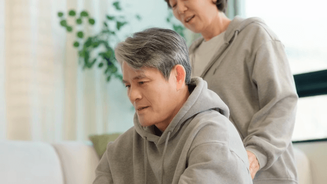 실내에서 스트레칭을 하는 노부부