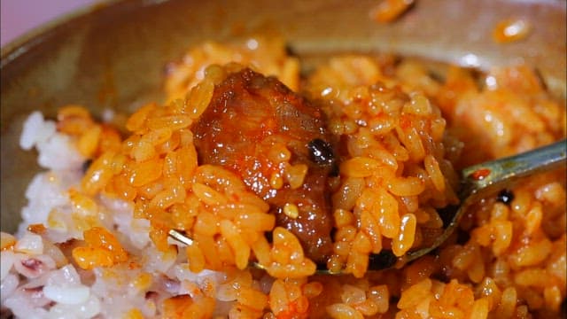 시금치 무침과 돼지갈비찜을 곁들여 먹는 밥