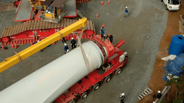 작업자들이 풍력 터빈 날개를 조립하는 모습