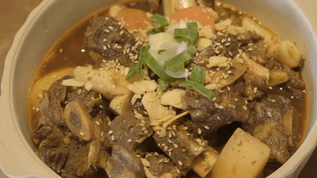 그릇에 담긴 갈비찜