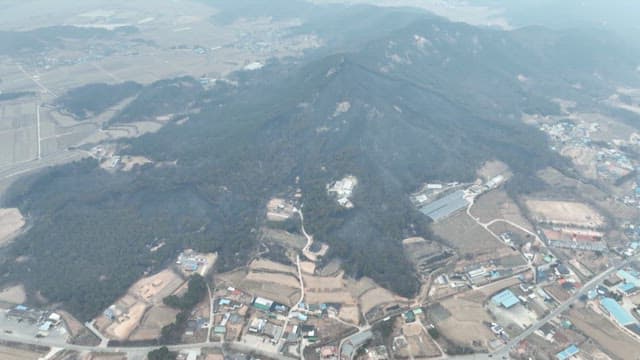 웅장한 산이 있는 농촌 지역