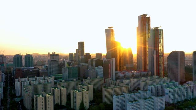 일몰의 도시 풍경과 황금빛 햇살