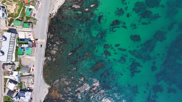 해안 도로와 맑은 터키색 바다