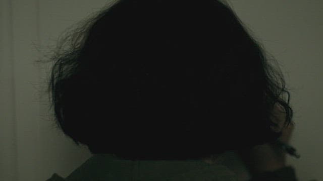 어두운 방 벽에 쪽지를 남기고 나가는 사람