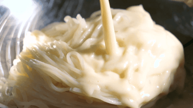 콩물이 부어지는 콩국수