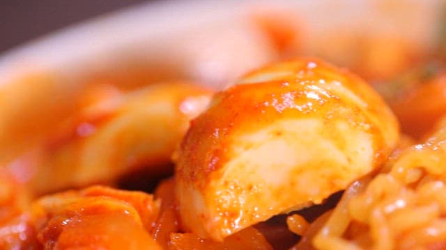 라면과 계란이 들어간 매운 떡볶이