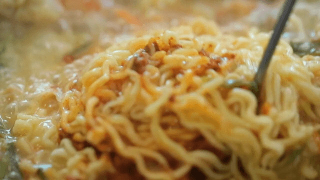 야채와 양념이 들어간 라면 끓이기