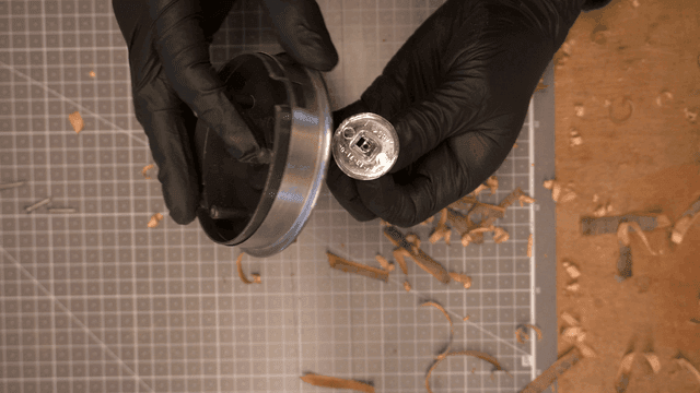 정밀하게 금속 부품을 분해하는 장갑 낀 손