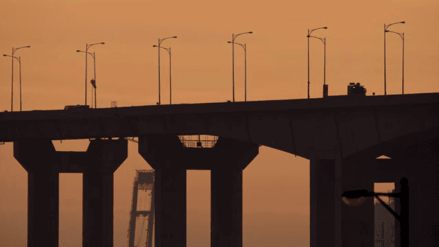 해질녘 다리를 건너는 차량들