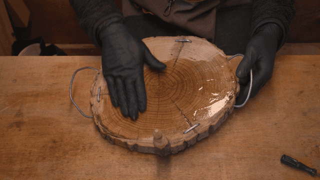 나무 판에 오일 바르는 모습