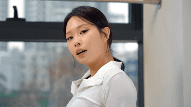 정면을 바라보고 미소짓는 젊은 여성