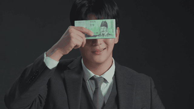 돈으로 얼굴을 가리며 상반된 표정을 보이는 남자