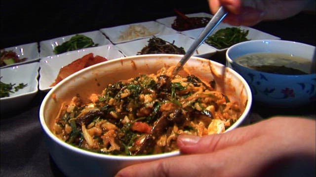 비빔밥 재료를 그릇에 섞는 모습