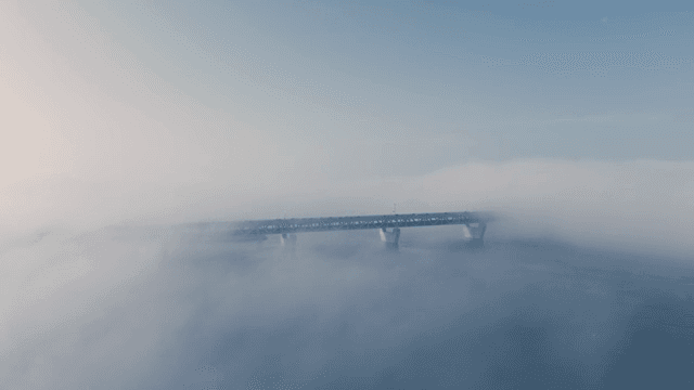 짙은 안개에 둘러싸인 다리