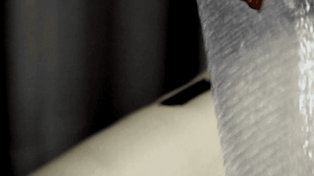 롤에 감긴 버블랩를 가위로 자르기