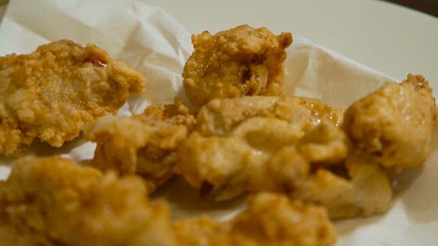 노릇노릇하고 바삭하게 튀겨진 생선튀김