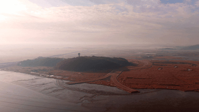 언덕과 강이 있는 광활한 풍경