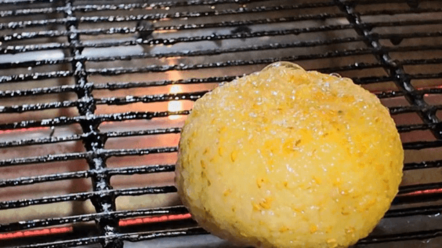 바비큐 그릴 위의 구운 주먹밥