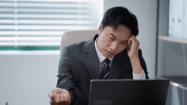 사무실에서 스트레스를 받는 사업가