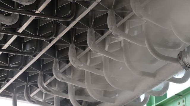 서리가 맺힌 파이프와 증기가 있는 산업용 냉각 시스템