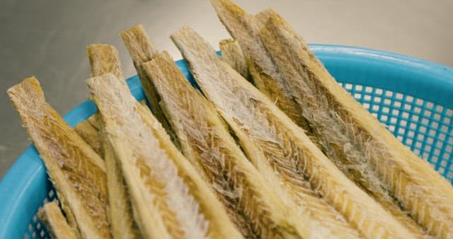 파란 바구니에 담긴 말린 생선 조각