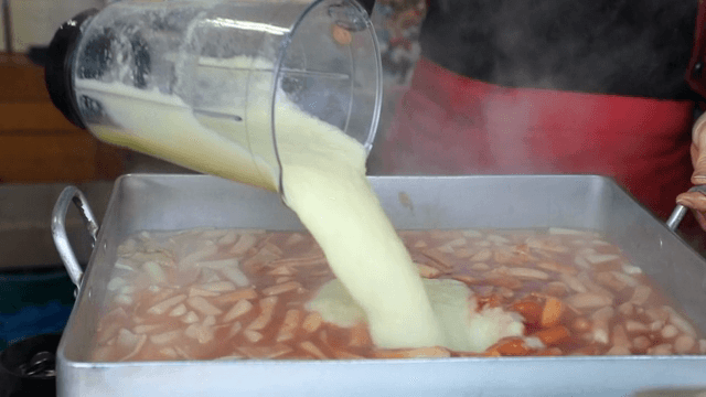 떡볶이 냄비에 양념을 붓는 장면