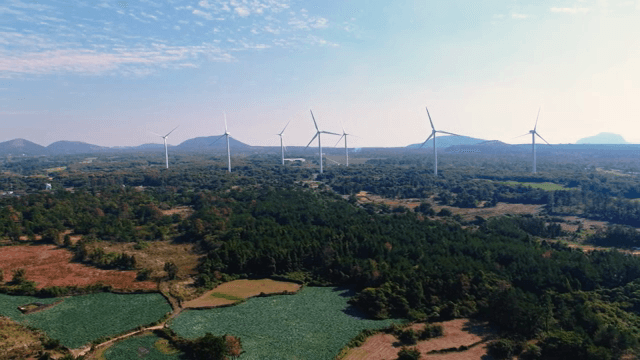 푸른 풍경 속의 풍력 터빈