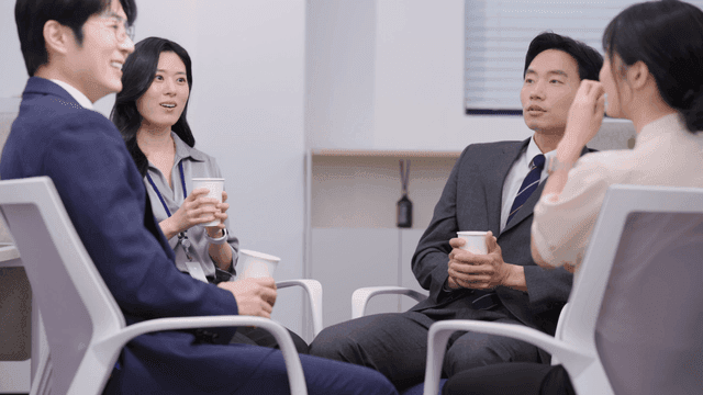 동료들이 커피를 마시며 대화하는 모습